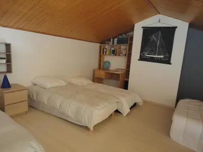 Un ou plusieurs lits dans un hébergement de l'établissement Maison boisée, 800m de la plage, 100m², 3 chambres, terrasse, parking - FR-1-777-18