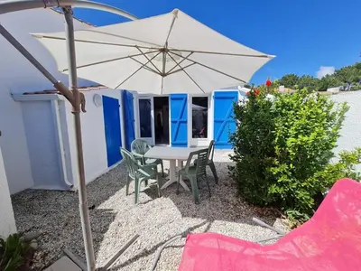 Terrasse ou espace extérieur de l'établissement Maison avec Piscine Chauffée, Proche Mer et Commerces, pour 4/5 Pers., Animaux Admis - FR-1-777-22