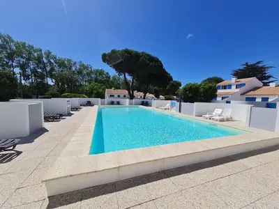 Piscine de l'établissement Maison avec Piscine Chauffée, Proche Mer et Commerces, pour 4/5 Pers., Animaux Admis - FR-1-777-22 ou située à proximité