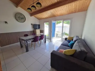 Coin salon dans l'établissement Maison avec Piscine Chauffée, Proche Mer et Commerces, pour 4/5 Pers., Animaux Admis - FR-1-777-22