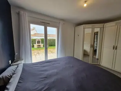 Un ou plusieurs lits dans un hébergement de l'établissement Maison à Saint-Jean-de-Monts avec piscine et WiFi, pour 6 personnes - FR-1-777-41