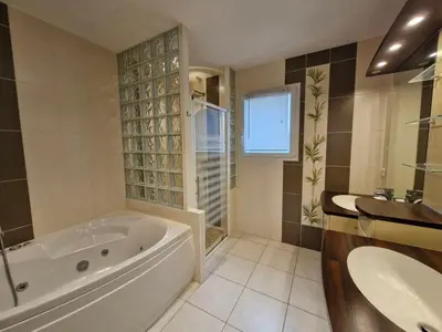 Salle de bains dans l'établissement Maison à Saint-Jean-de-Monts avec piscine et WiFi, pour 6 personnes - FR-1-777-41