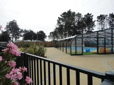 Jardin de l'établissement Mobil-home moderne avec piscine couverte, proche mer, 6 pers, animaux admis - FR-1-777-25