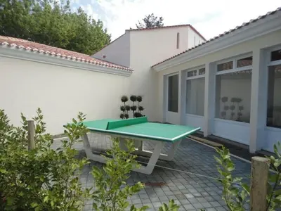 Tennis de table au sein de l'établissement Mobil-home moderne avec piscine couverte, proche mer, 6 pers, animaux admis - FR-1-777-25 ou à proximité