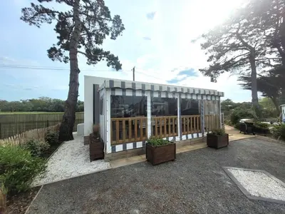Jardin de l'établissement Mobil-home moderne avec piscine couverte, proche mer, 6 pers, animaux admis - FR-1-777-25