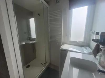 Salle de bains dans l'établissement Mobil-home moderne avec piscine couverte, proche mer, 6 pers, animaux admis - FR-1-777-25