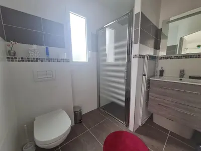 Salle de bains dans l'établissement Charmante maison à St-Jean-de-Monts, 3 pers, proche plage et commerces, Wifi inclus - FR-1-777-28