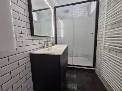 Salle de bains dans l'établissement T3 face mer rénové avec balcon et WiFi à Saint-Jean-de-Monts - FR-1-777-42