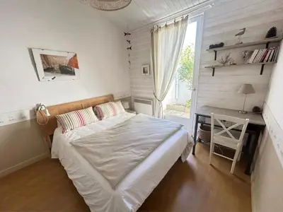 Un ou plusieurs lits dans un hébergement de l'établissement Charmante maison 7 couchages à 300m de la plage, parking et animaux admis - FR-1-777-45