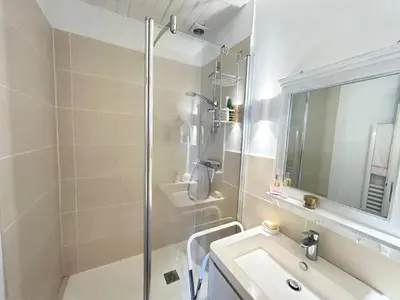 Salle de bains dans l'établissement Charmante maison 7 couchages à 300m de la plage, parking et animaux admis - FR-1-777-45