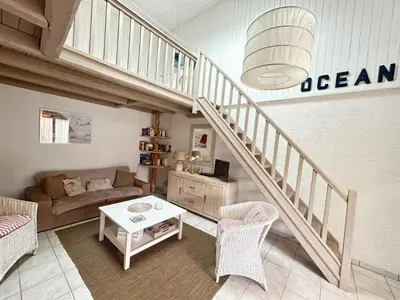 Coin salon dans l'établissement Charmante maison 7 couchages à 300m de la plage, parking et animaux admis - FR-1-777-45