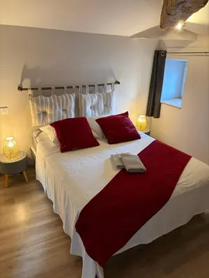 Un ou plusieurs lits dans un hébergement de l'établissement Les Glaneuses - 2 logements en centre bourg de 4 à 10 personnes à 3 min du Puy duFou