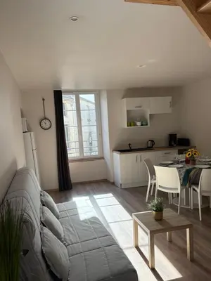 Cuisine ou kitchenette dans l'établissement Les Glaneuses - 2 logements en centre bourg de 4 à 10 personnes à 3 min du Puy duFou