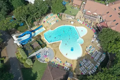 Piscine de l'établissement MOBILHOME - 6 personnes - 40 m2 ou située à proximité