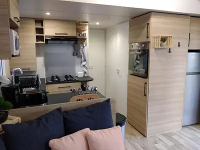 Cuisine ou kitchenette dans l'établissement MOBILHOME - 6 personnes - 40 m2