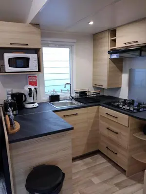Cuisine ou kitchenette dans l'établissement MOBILHOME - 6 personnes - 40 m2