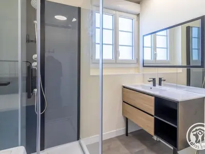 Salle de bains dans l'établissement Gîte familial pour 8 pers. à Saint Aubin de Luigné - FR-1-622-117