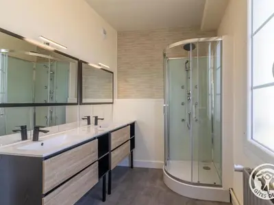 Salle de bains dans l'établissement Gîte familial pour 8 pers. à Saint Aubin de Luigné - FR-1-622-117