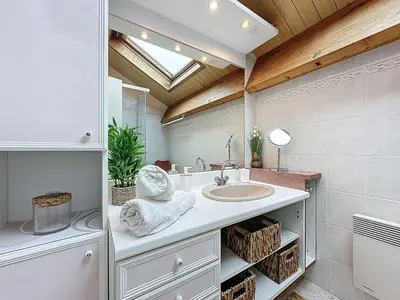Salle de bains dans l'établissement Apartment La Fontaine by Interhome