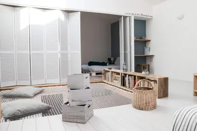 Bibliothèque dans la maison de vacances