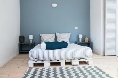 Coin salon dans l'établissement Loft avec filet d'habitation suspendu géant proche mer