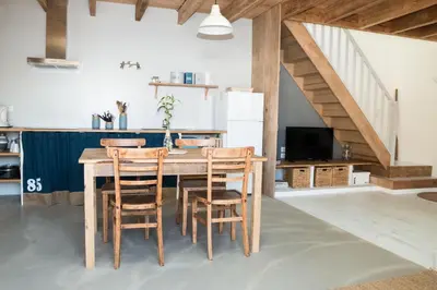 Télévision ou salle de divertissement dans l'établissement Loft avec filet d'habitation suspendu géant proche mer