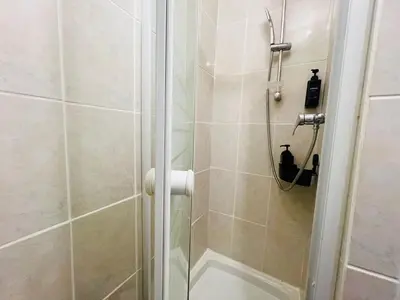 Salle de bains dans l'établissement T1 cosy bien équipé, wifi, centre d'Angers avec Vayny