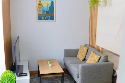 Coin salon dans l'établissement Le Petit RZ Studio élégant aux portes de Nantes