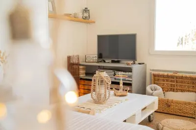 Télévision ou salle de divertissement dans l'établissement Maison avec fauteuil suspendu et lit de jour près de la mer en Vendée