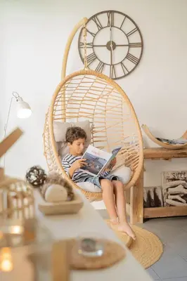 Clients de l'établissement Maison avec fauteuil suspendu et lit de jour près de la mer en Vendée