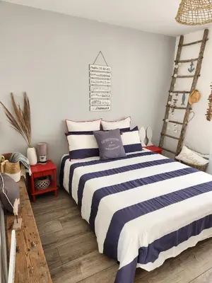 Un ou plusieurs lits dans un hébergement de l'établissement Maison à la décoration bord de mer bohème entre Pornic et Noirmoutier