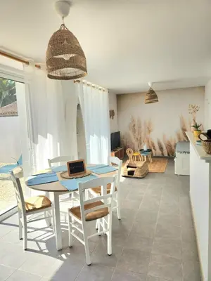 Coin salon dans l'établissement Maison à la décoration bord de mer bohème entre Pornic et Noirmoutier
