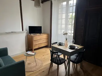 Télévision ou salle de divertissement dans l'établissement T2 Centre ville - rdc