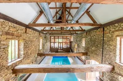 Piscine de l'établissement Le Manoir de la Vieille Douve ou située à proximité