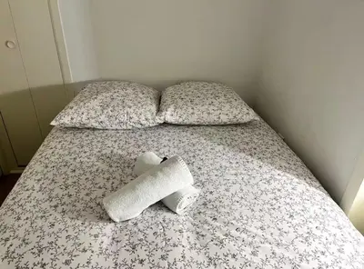 Un ou plusieurs lits dans un hébergement de l'établissement Pilori 2 pers, separate bedroom, Tv wifi