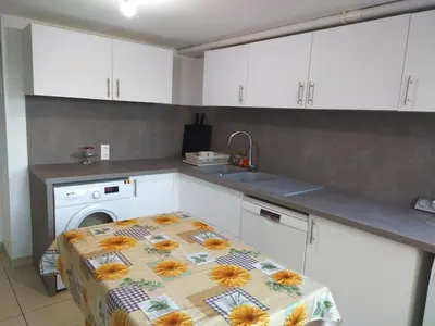 Cuisine ou kitchenette dans l'établissement Townhouse - entire