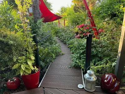 Jardin de l'établissement Domus26 chambre Meridional