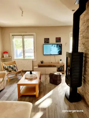Télévision ou salle de divertissement dans l'établissement Le Donjon charmant gîte avec jardin et terrasse proche du Puy duFou