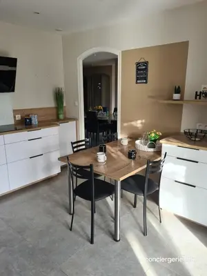 Cuisine ou kitchenette dans l'établissement Le Donjon charmant gîte avec jardin et terrasse proche du Puy duFou