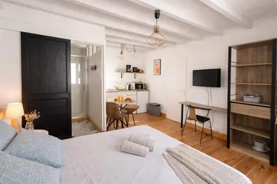 Un ou plusieurs lits dans un hébergement de l'établissement Joli studio lumineux Chez Madeleine