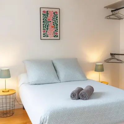 Un ou plusieurs lits dans un hébergement de l'établissement Studio moderne, cosy & lumineux Chez Suzanne