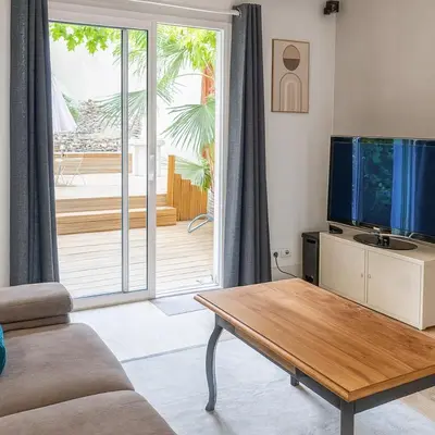Télévision ou salle de divertissement dans l'établissement T2 premium avec terrasse Chez Henri