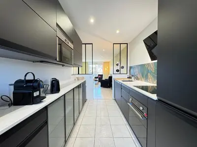 Cuisine ou kitchenette dans l'établissement Le Bignon - Wifi, TV, 4 personnes, 1 min à pied du tram