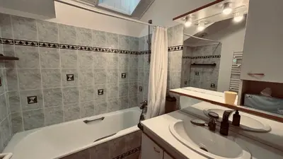 Salle de bains dans l'établissement Piscine, lac et golf - Appartement Hollywood