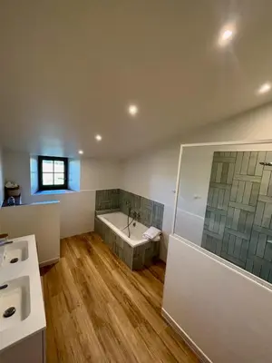 Salle de bains dans l'établissement Maison de campagne 10 couchages