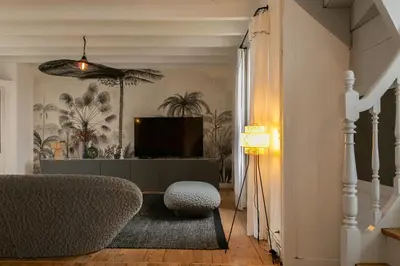 Télévision ou salle de divertissement dans l'établissement Villa Bel Air - Maison avec jardin, vue sur la Loire