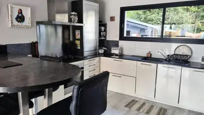 Cuisine ou kitchenette dans l'établissement Résidence Com-60-st Andre Des Eaux - SAINT ANDRE DES EAUX - Maison avec piscine pour 6 personnes MAE-8133