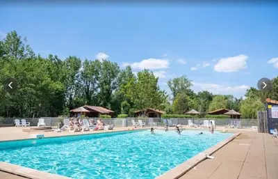 Piscine de l'établissement Chalet bois 6 Domaine Les Epinettes ou située à proximité