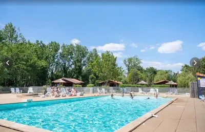 Piscine de l'établissement Chalet bois 7 Domaine Les Epinettes ou située à proximité
