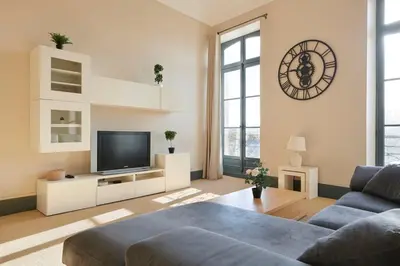 Télévision ou salle de divertissement dans l'établissement Le Feydeau